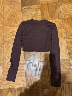 Vuori Women's Long-Sleeve Cropped Top in Maroon